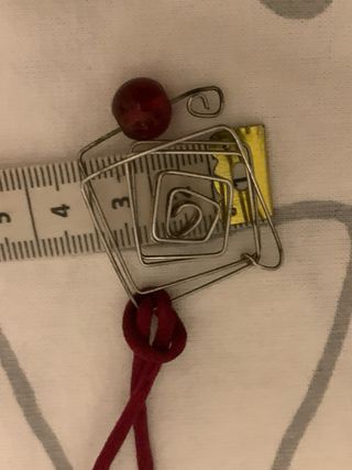 Colgante hecho a mano con cuenta roja