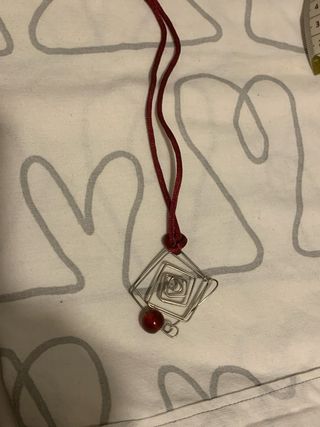Colgante hecho a mano con cuenta roja