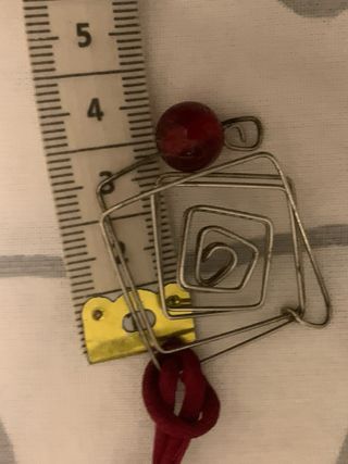 Colgante hecho a mano con cuenta roja