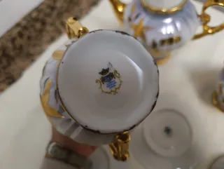 Juego de porcelana con hojas doradas