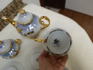 Juego de porcelana con hojas doradas