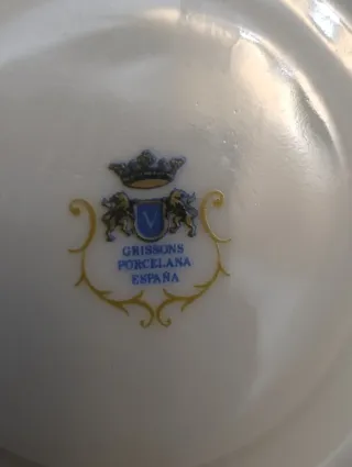 Juego de porcelana con hojas doradas