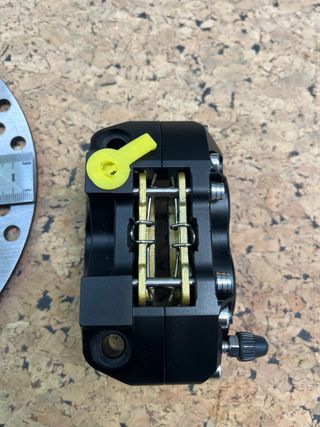 Disco y pinza 4 pistones moto RPM