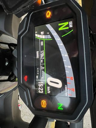 Kawasaki Z650 con Top Case,