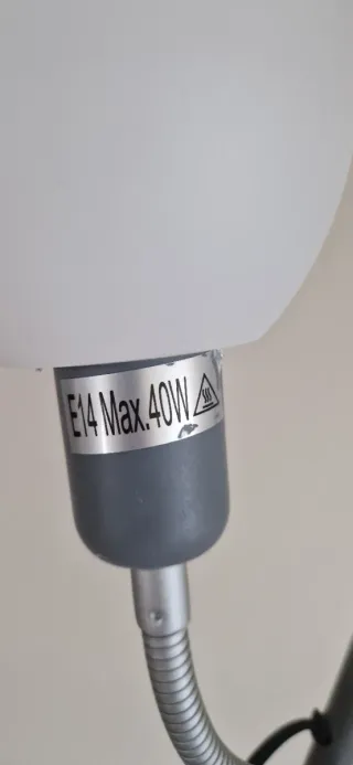 Lámpara de pie gris con pantalla blanca