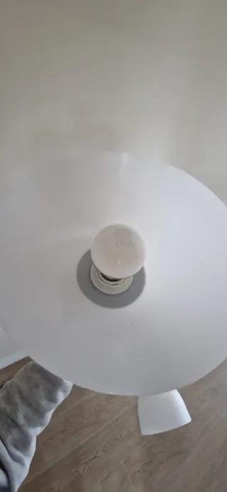 Lámpara de pie gris con pantalla blanca