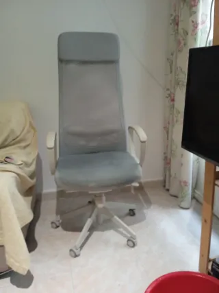 Solo entrega en manoSilla de oficina gris y blanca