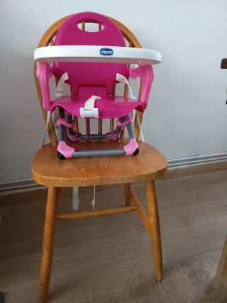 Trona de viaje rosa y blanca