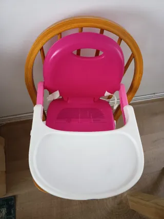 Trona de viaje rosa y blanca