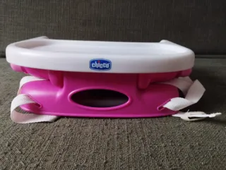 Trona de viaje rosa y blanca