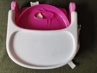 Trona de viaje rosa y blanca