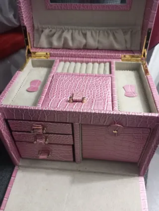 Joyero rosa con cierre dorado