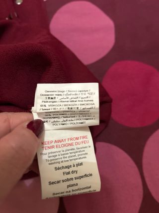 Vestido Morgan burdeos con tachuelas