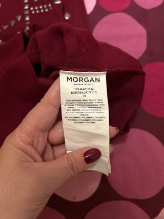 Vestido Morgan burdeos con tachuelas