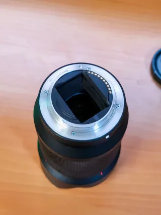 Sony 28-70mm f/3.5-5.6 OSS + estuche con 6 filtros