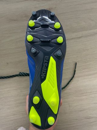 Tacos de fútbol azules y plateados