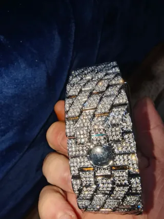 Reloj llamativo con incrustaciones