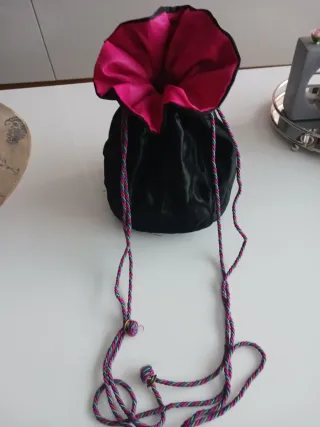 Bolso negro seda con forro rosa