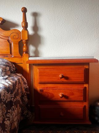 Dormitorio completo de madera maciza