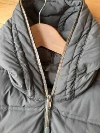 Plumífero talla M verde kaki, para chico.