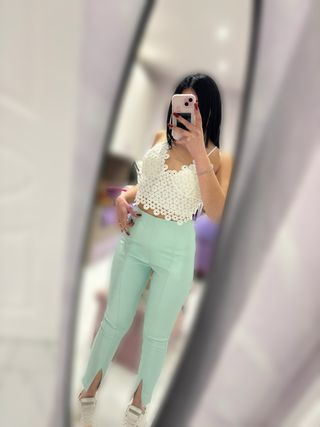 Pantaloni in pelle verdi nuovi con cartellino