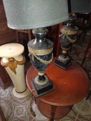 Lámparas de mesa negras y doradas