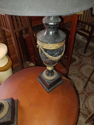 Lámparas de mesa negras y doradas