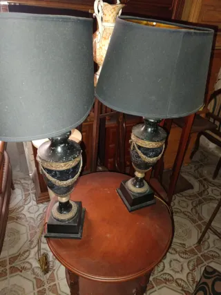 Lámparas de mesa negras y doradas