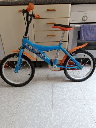 Bicicleta infantil azul y naranja