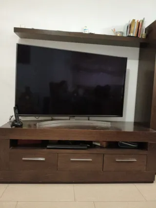 Mueble salón madera oscura en buen estado.