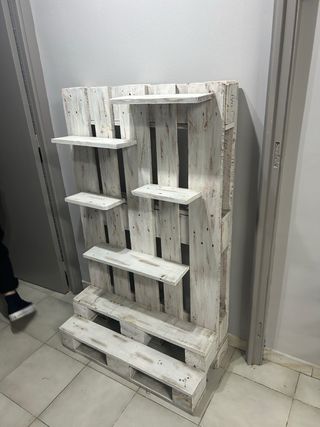 Estantería de madera blanca