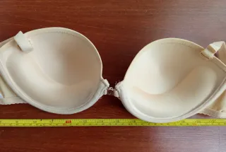 Sujetador beige con etiqueta