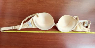 Sujetador beige con etiqueta