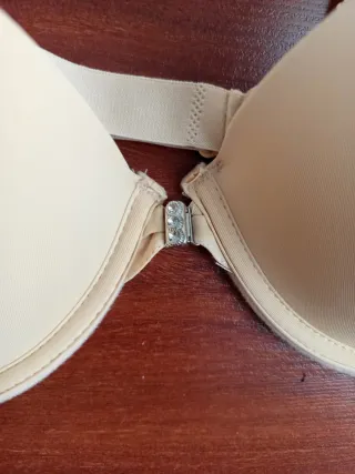 Sujetador beige con etiqueta