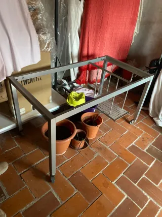 Mesa de cristal y metal para ordenador