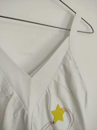 Camiseta blanca con estrellas