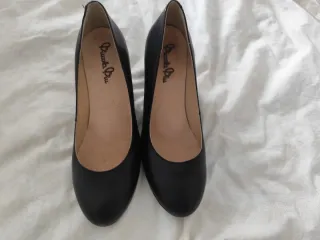 Zapatos de piel negros con tacón