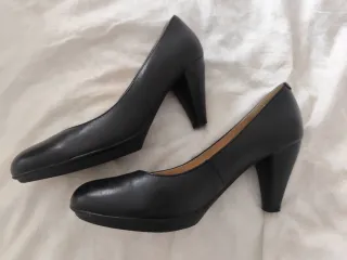 Zapatos de piel negros con tacón
