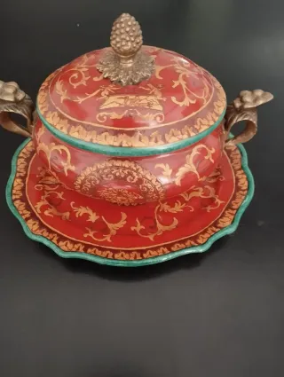 Sopera Adele Carey Porcelana y Bronce