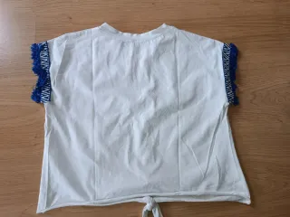 Camiseta blanca anudada
