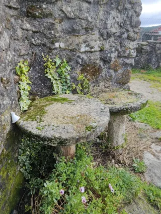 Pie de granito para hórreo