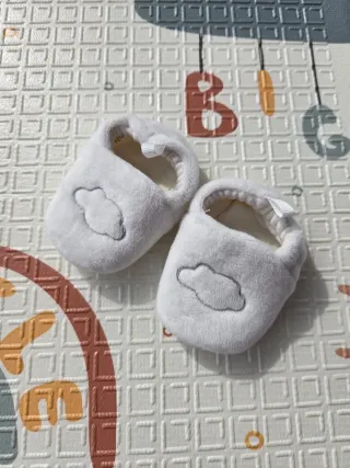 Scarpine neonata bianche con nuvola