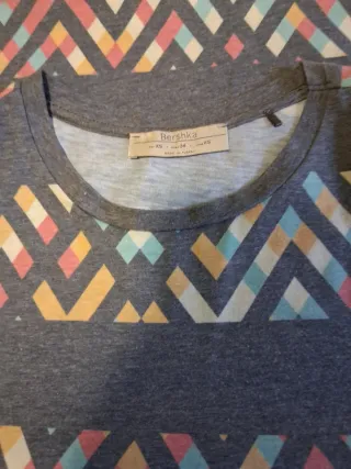 Camiseta Bershka gris con estampado geométrico