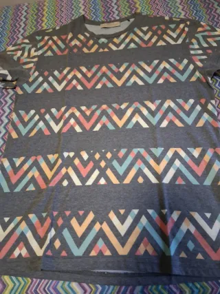 Camiseta Bershka gris con estampado geométrico