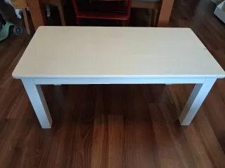 Mesa de madera blanca