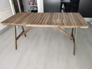 Mesa de madera para jardín