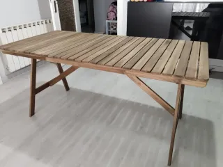 Mesa de madera para jardín