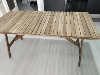Mesa de madera para jardín