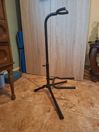 Pie de guitarra negro.