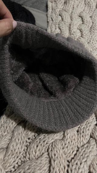 Bufanda tejida beige y negra, gorro con visera.